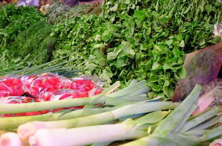 市场上卖蔬菜的商店市集柜台上各种各样的新鲜蔬菜泰国批发园艺大树